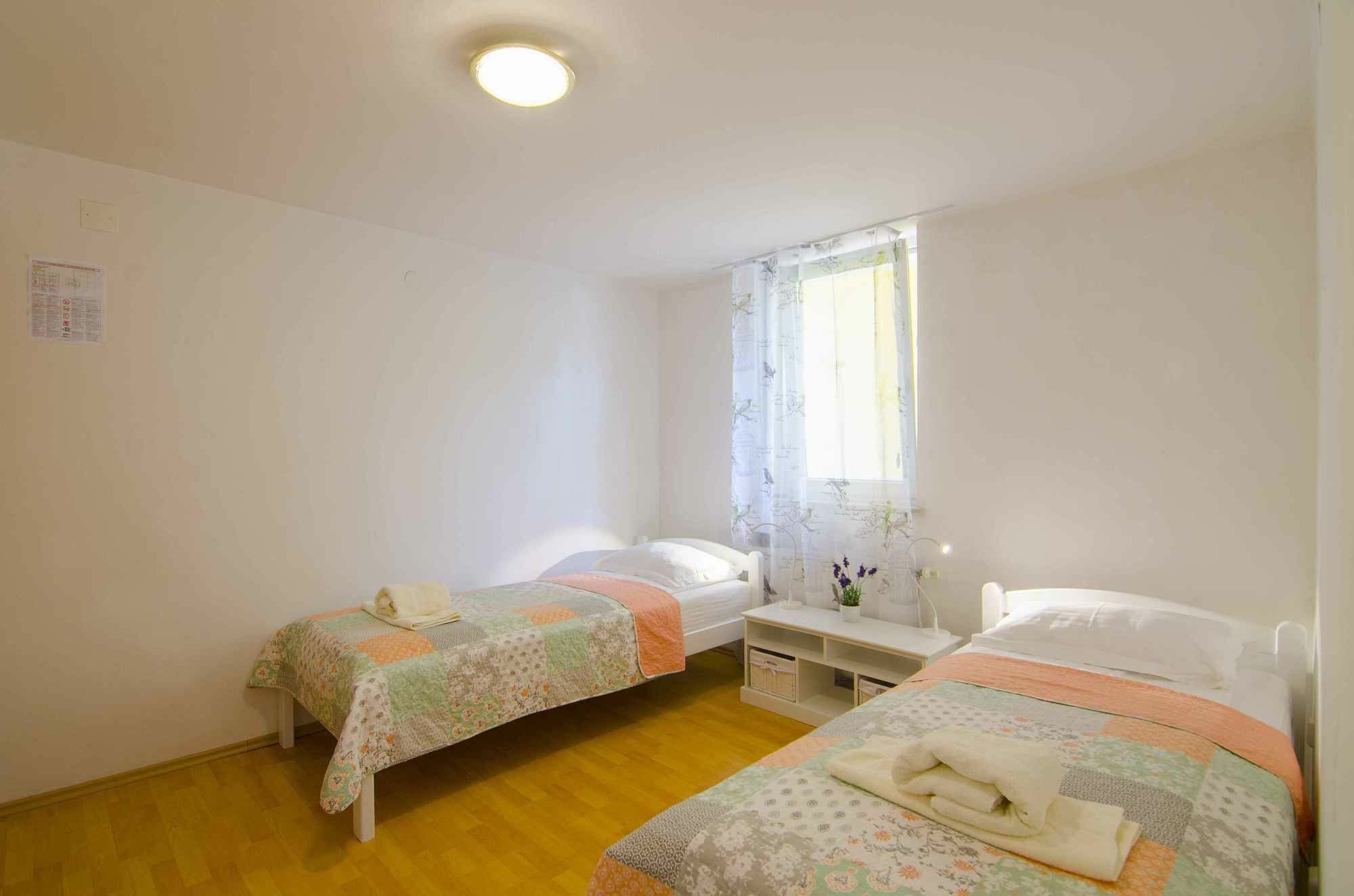 Aura Guesthouse Любляна Экстерьер фото
